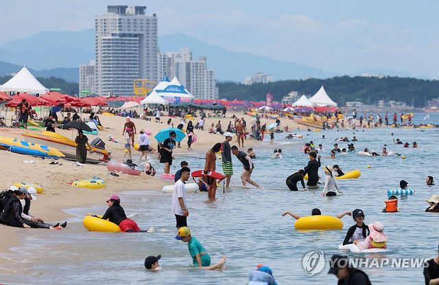황금연휴 마지막 날의 경포해수욕장 피서객