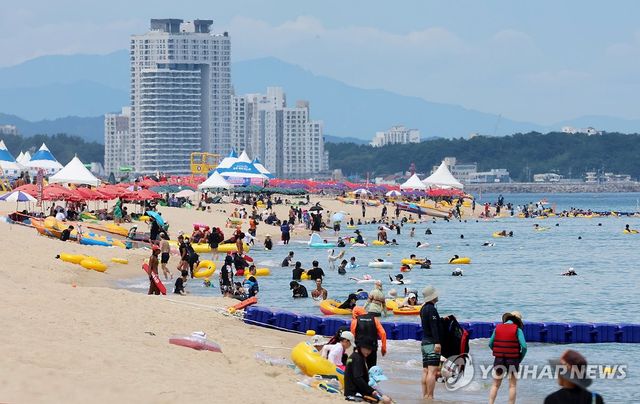 황금연휴 마지막 날의 경포해수욕장 피서객