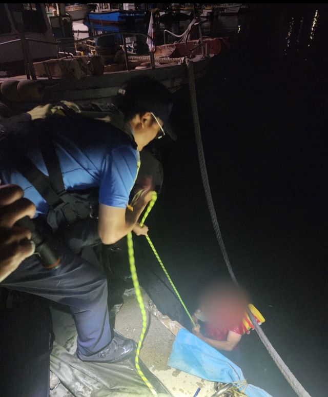 방파제 추락자 2명 구조