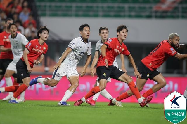 김천과 서울 선수들의 경합 장면.