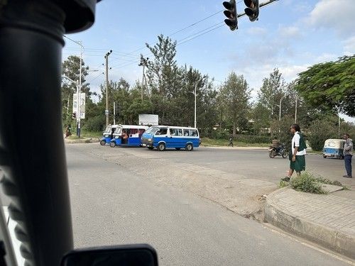 에티오피아 삼륜차와 택시형 미니버스