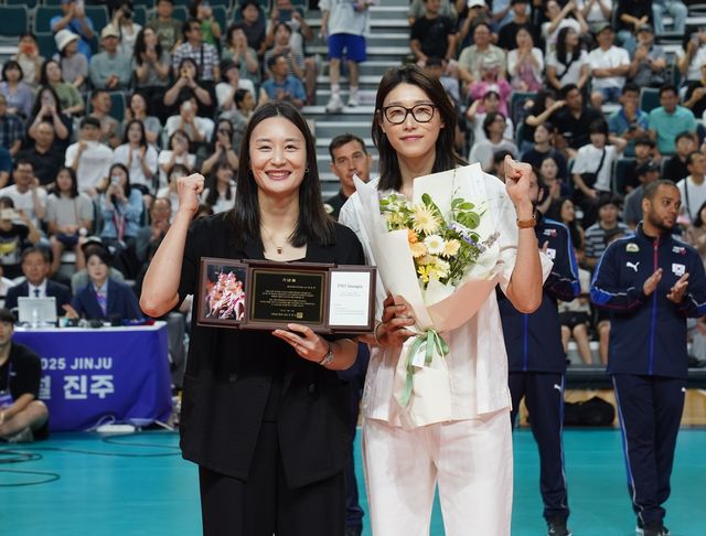 표승주(왼쪽) 은퇴식에 참석한 김연경