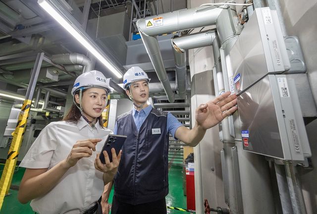 에스원 임직원이 블루스캔의 주요 기능을 설명하고 있다