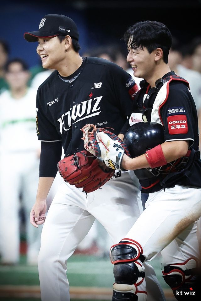 17일 고척 키움전에서 데뷔 첫 세이브를 따낸 kt 소형준(왼쪽)