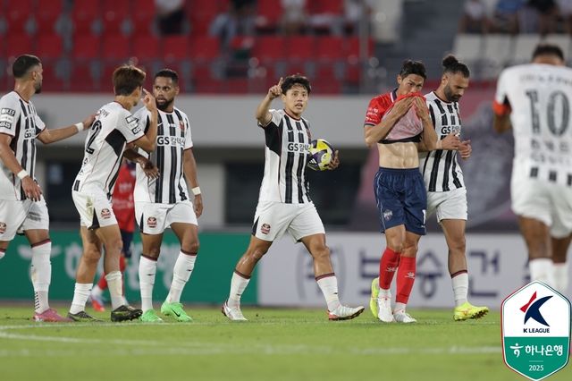 만회골 터트린 서울 조영욱(가운데).