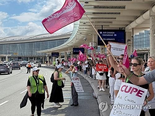 토론토 국제공항에서 피켓시위 중인 에어캐나다 승무원 노조