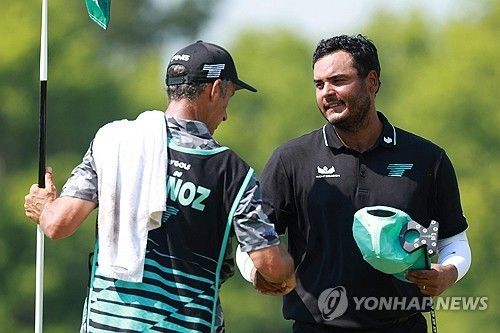 캐디와 악수하는 무뇨스.