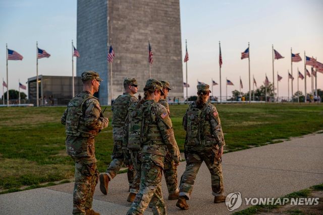 16일(현지시간) 미국 워싱턴DC 워싱턴 기념탑 주변을 주방위군이 순찰하는 모습.[AFP=연합뉴스.[AFP=연합뉴스. 재판매 및 DB 금지]