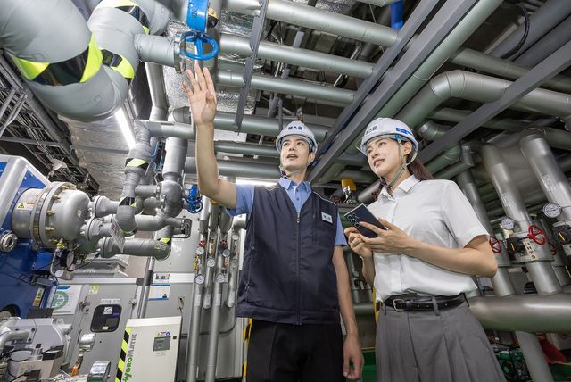 에스원 임직원이 블루스캔의 주요 기능을 설명하고 있다