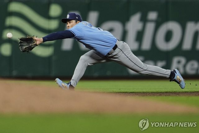 8회 유격수 방면 타구를 처리하는 탬파베이 김하성