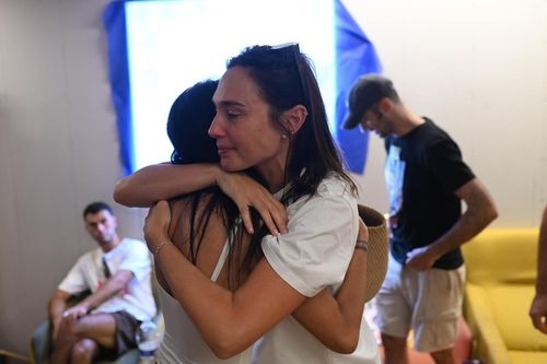 인질 가족 끌어안는 배우 갈 가도트