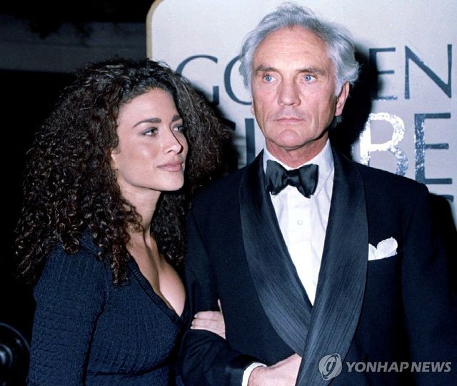 1995년 한 여성과 함께 골든글로브 시상식 참석한 테런스 스탬프