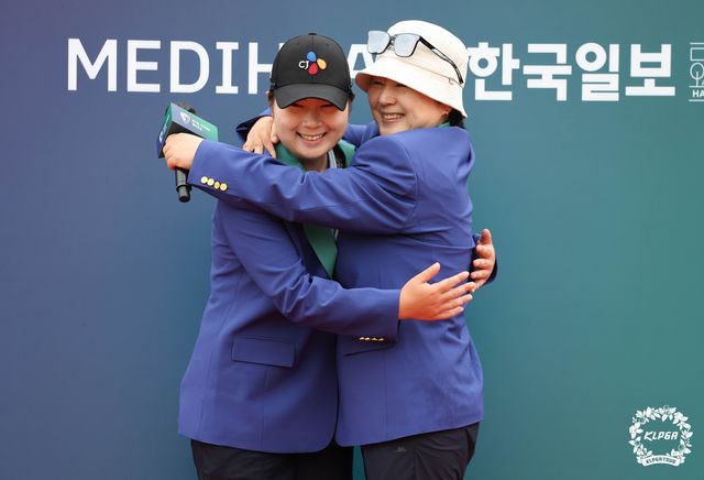 어머니와 포옹하는 홍정민.