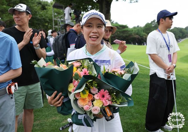 은퇴 경기를 마치고 꽃다발을 받는 최혜용.