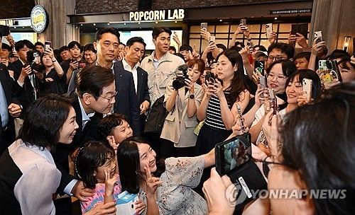 극장에 간 이재명 대통령 부부