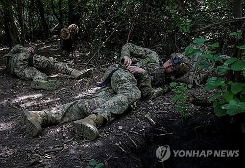 전선 배치를 앞두고 훈련 중인 우크라이나군