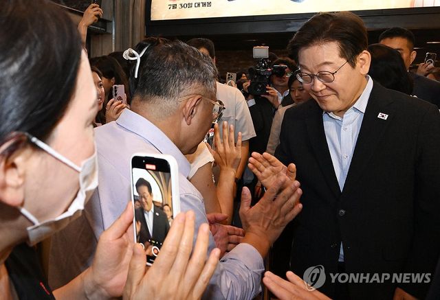 영화관람 마친 이재명 대통령 부부