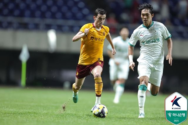대전과 경기에 나선 광주 아시니의 드리블 모습.