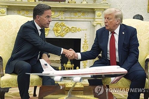 2025년 7월 14일 미국 백악관에서 악수하는 마르크 뤼터(왼쪽) 나토 사무총장과 도널드 트럼프(오른쪽) 미국 대통령 [AP 연합뉴스 자료사진. 재판매 및 DB 금지]