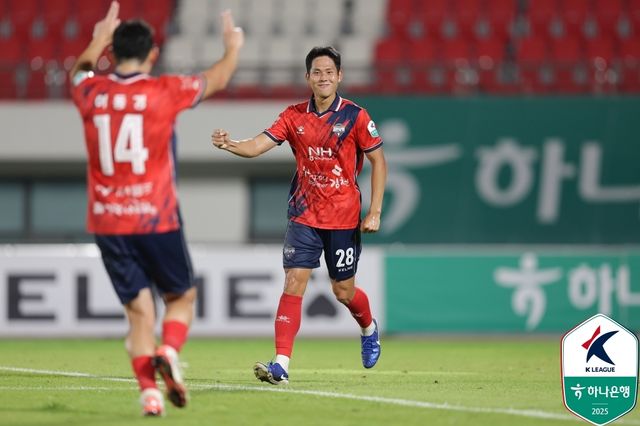 골 세리머니 하는 김천 맹성웅.