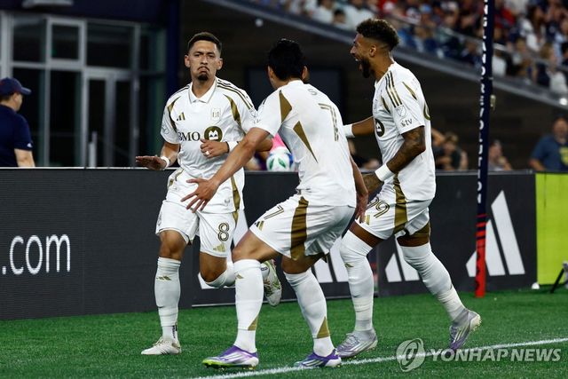 마르코 델가도(8)의 선제골 이후 함께 기뻐하는 손흥민(7)