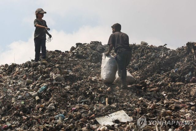 쓰레기 더미에서 쓸만한 물건 찾는 가자지구 주민