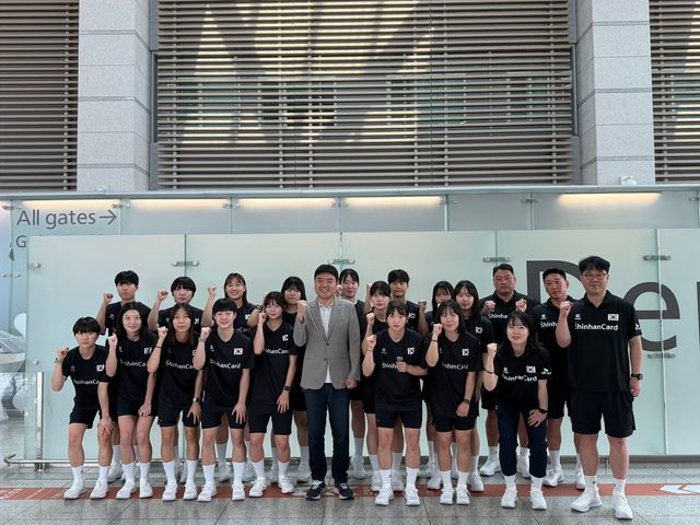 출국 전에 기념 촬영을 한 한국 주니어 여자 핸드볼 대표팀. 