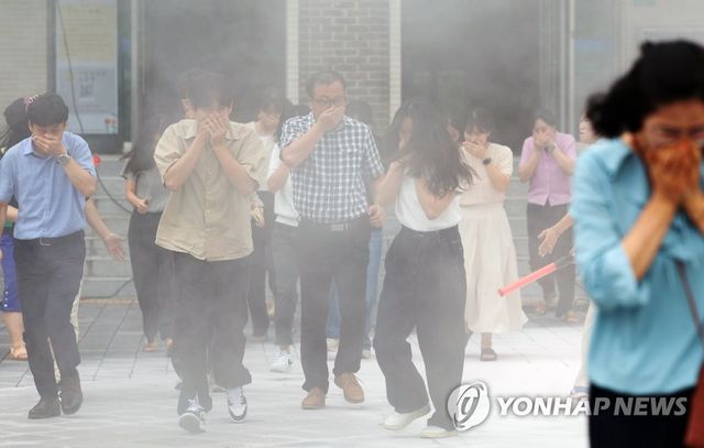 드론 테러로 인한 화재 상황을 가정해 훈련한 지난 을지연습 모습