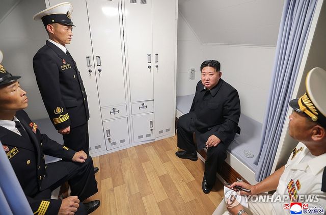 김정은, 구축함 '최현호' 시험과정 점검