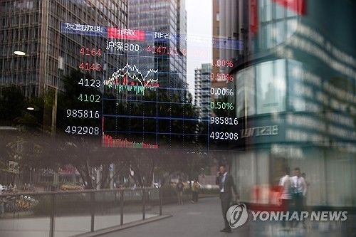 유리창에 비친 중국 주가지수 화면