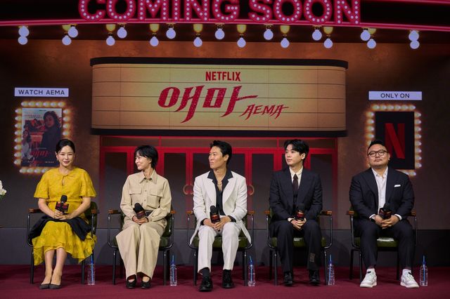 넷플릭스 시리즈 '애마' 출연 배우들과 이해영 감독(오른쪽)
