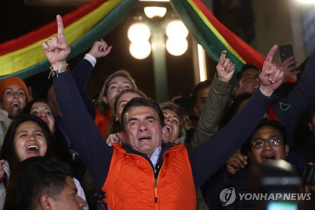 17일(현지시간) 볼리비아 수도 라파스에서 기독민주당(PDC) 소속 로드리고 파스 후보가 지지자들과 함께 환호하고 있다.[EPA=연합뉴스. 재판매 및 DB 금지]
