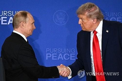 회담에 앞서 악수하는 미러 정상