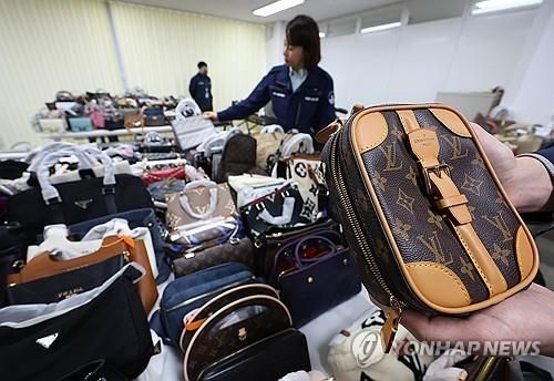 명동 비밀매장에서 '짝퉁' 명품 적발