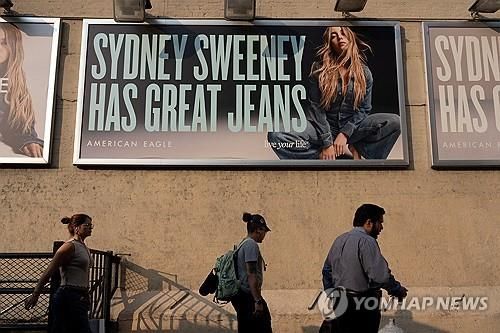 뉴욕의 한 벽면에 걸린 시드니 스위니의 아메리칸 이글 청바지 광고