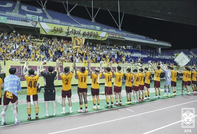 코리아컵 8강에서 울산을 꺾고 팬들에게 인사는 광주 선수들.