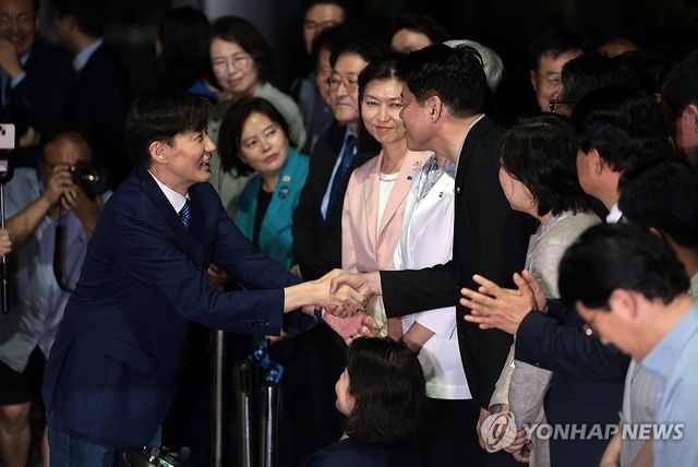 인사하는 조국 전 대표