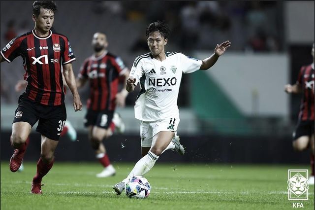 전북 이승우(오른쪽)가 FC서울과의 코리아컵 8강에서 FC서 드리블하는 모습.