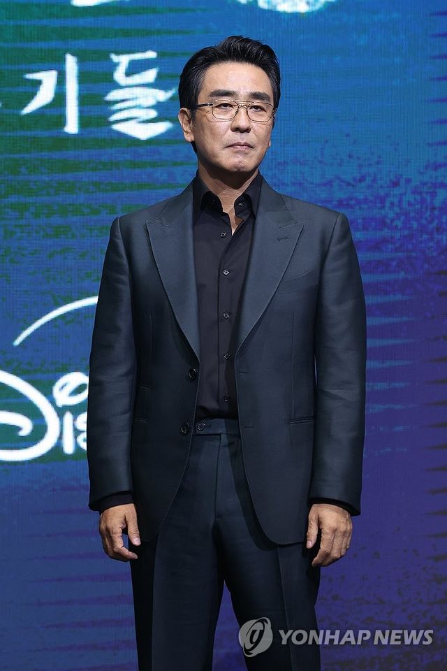 류승룡, 근엄하게