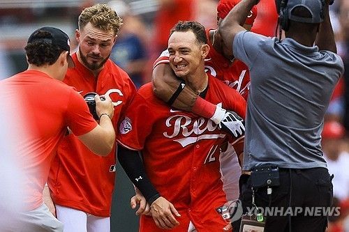 밀워키를 상대로 끝내기 안타를 때린 신시내티 헤이스(12번)