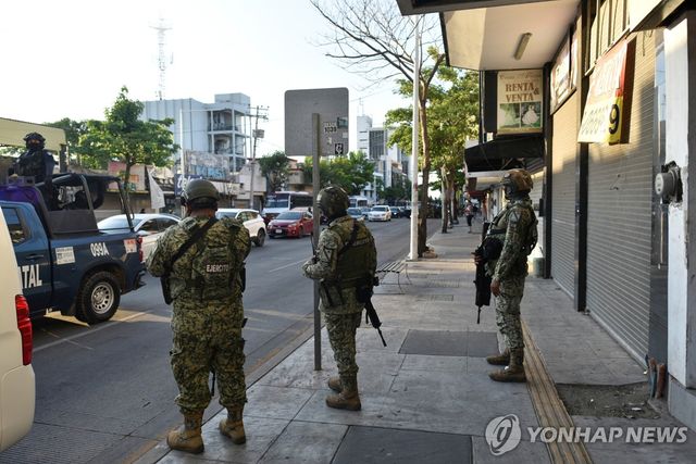 멕시코 시날로아주 쿨리아칸 상업시설 인근에 배치된 국가방위대원
