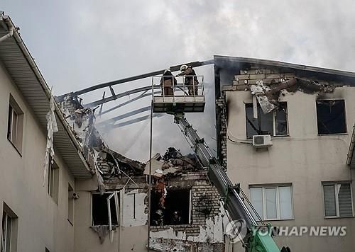 러시아 드론 공격으로 부서진 우크라이나 동부 하르키우시 아파트