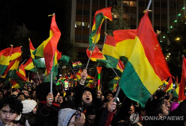 17이(현지시간) 볼리비아 수도 라파스에서 로드리고 파스 대선 후보의 지지자들이 환호하고 있다.[AFP=연합뉴스. 재판매 및 DB 금지]