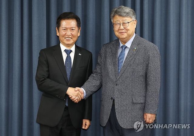 악수하는 정청래 대표와 김종혁 한교총 대표회장