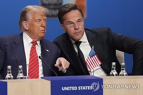 트럼프 대통령(좌)와 마르크 뤼터 나토 사무총장