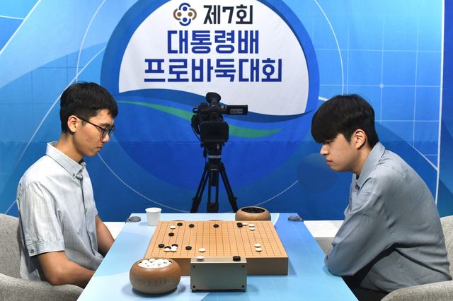 변상일(왼쪽) 9단이 대통령배 전국바둑대회에서 이재성 5단을 꺾고 우승했다.