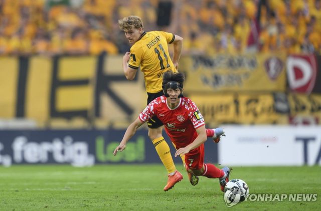 안면 보호 마스크를 쓴 이재성