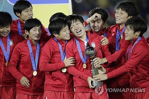 북한 자체제작 유니폼을 입은 여자축구 선수들 