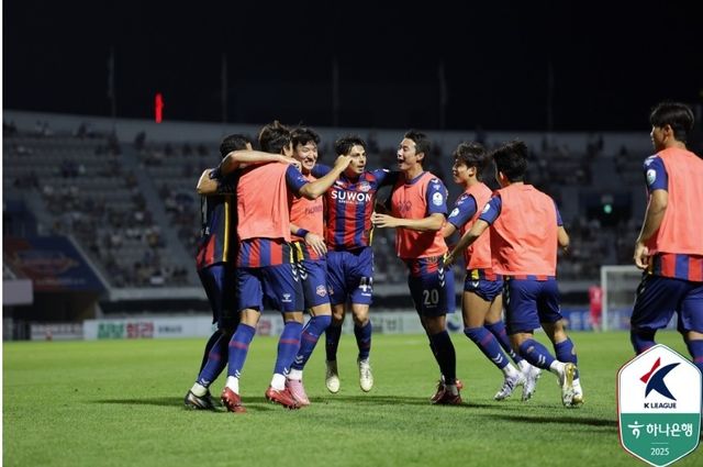 세리머니하는 수원FC 선수들