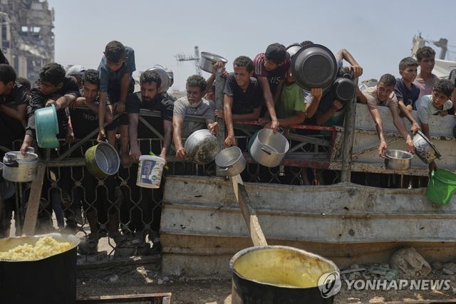 지난 16일(현지시간) 가자지구 북부 가자시티에서 팔레스타인 주민들이 식량을 배급받기 위해 대기하는 모습.[AP=연합뉴스. 재판매 및 DB 금지]